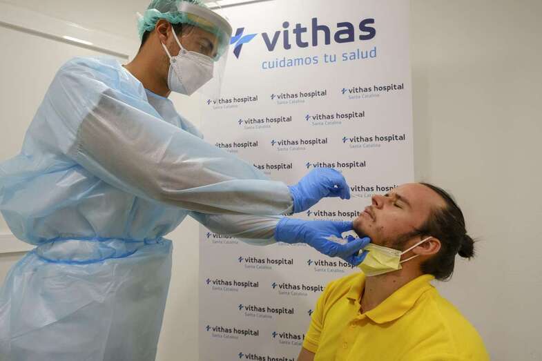 Prueba de Covid en un hospital de la capital grancanaria/TA.